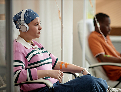 Zwei Personen werden in der Klinik mit Chemotherapie behandelt.
